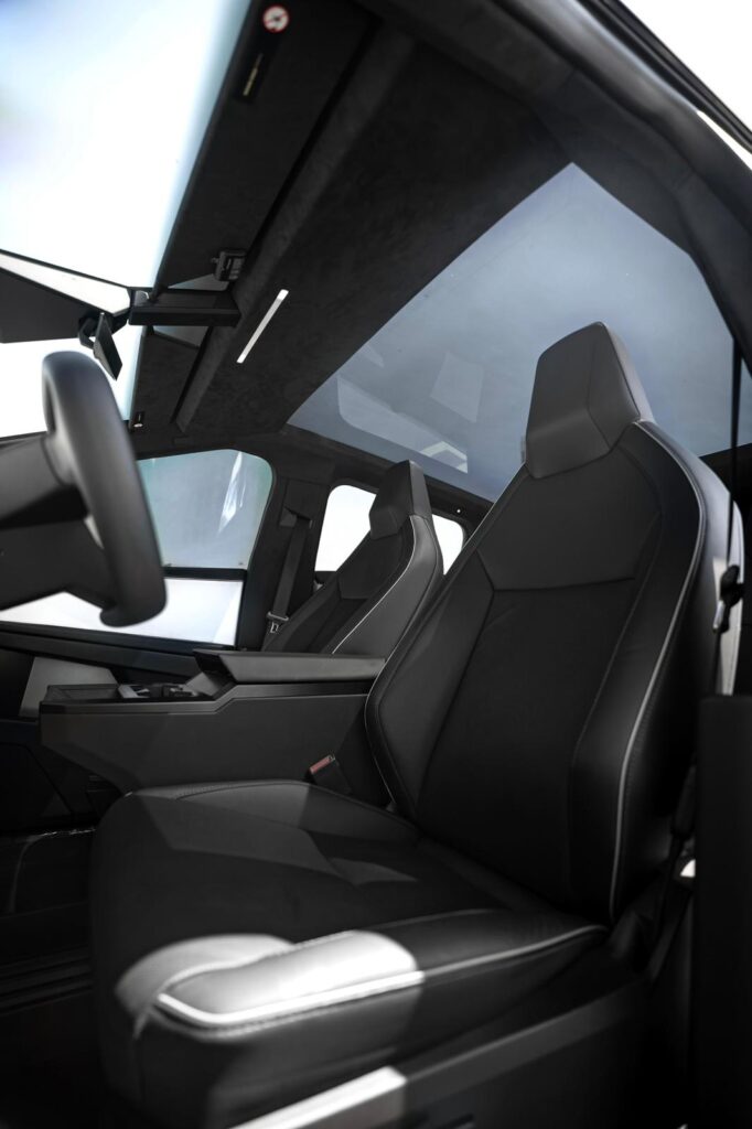 Tesla CyberTruck Foundation 2024-2025 в Лос Анджелесе, США