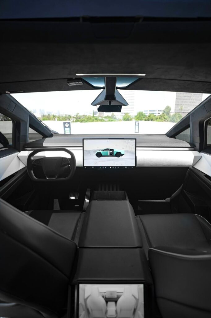 Tesla CyberTruck Foundation 2024-2025 в Лос Анджелесе, США