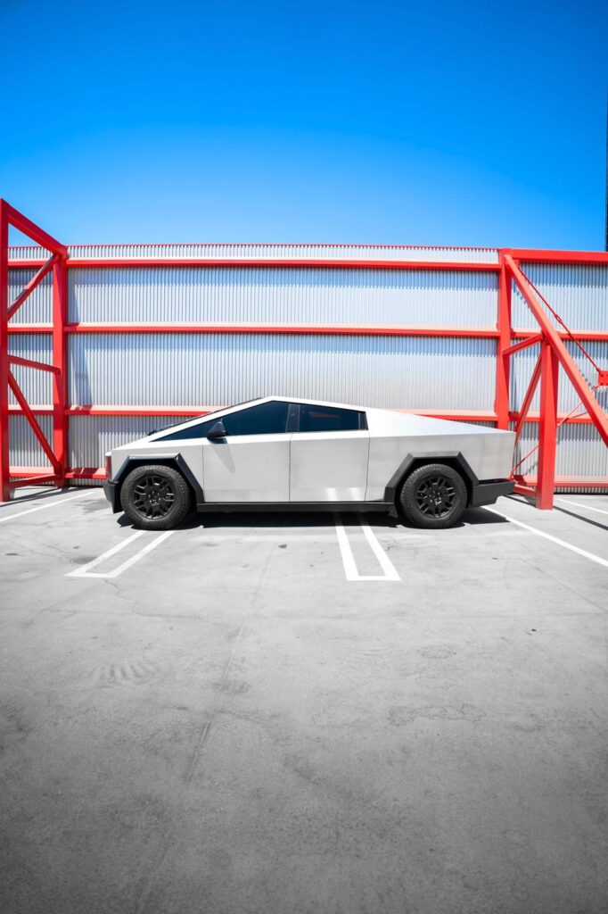 Tesla CyberTruck Foundation 2024-2025 в Лос Анджелесе, США