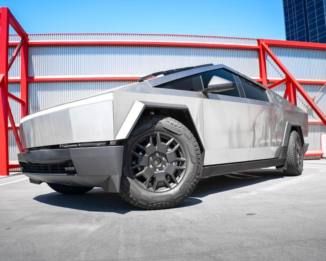 Tesla CyberTruck Foundation 2024-2025 в Лос Анджелесе, США