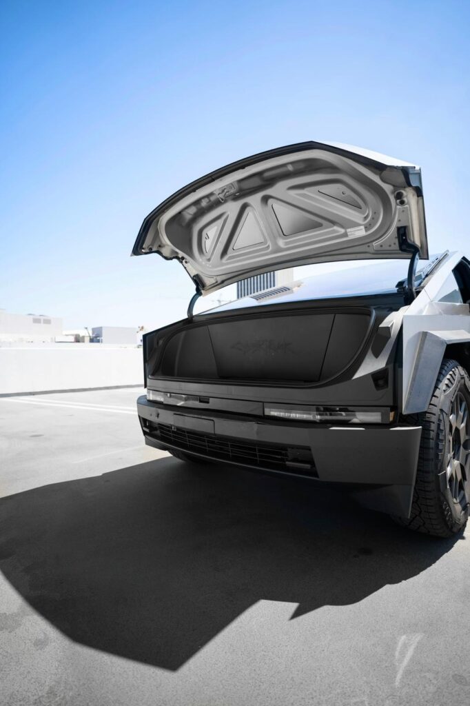 Tesla CyberTruck Foundation 2024-2025 в Лос Анджелесе, США