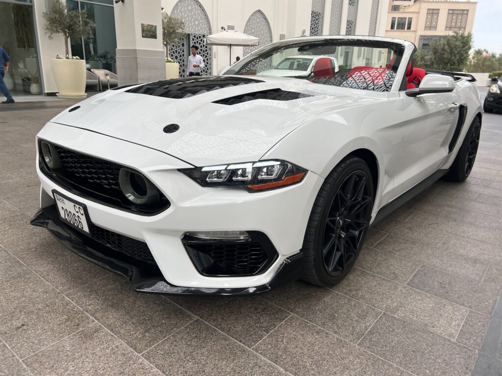 FORD MUSTANG 2023 WHITE CABRIO или аналог в Дубаи, ОАЭ