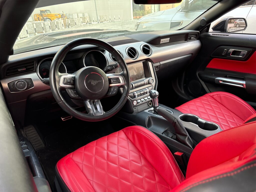 Ford Mustang Black Cabrio 2022-2023 или аналог в Дубаи, ОАЭ