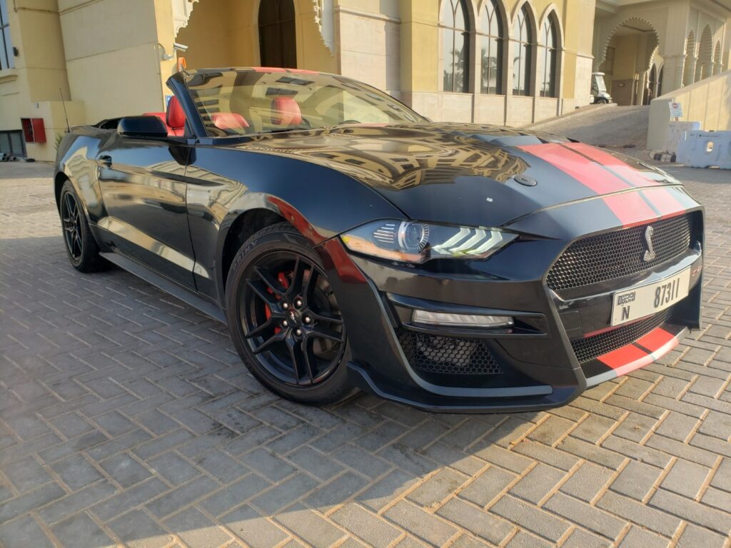 Ford Mustang Black Cabrio 2022-2023 или аналог в Дубаи, ОАЭ