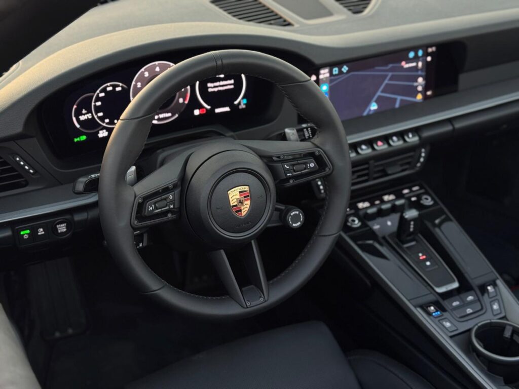 PORSHE 911 Carrera Cabrio 2025 или аналог в Дубаи, ОАЭ