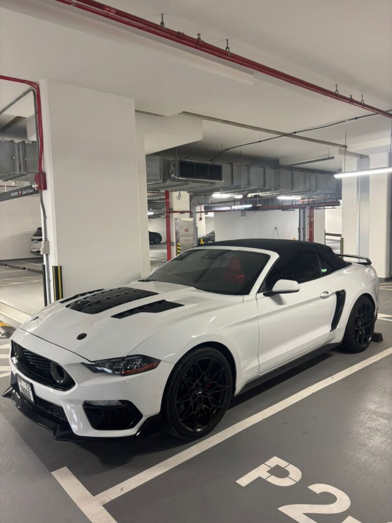 FORD MUSTANG 2023 WHITE CABRIO или аналог в Дубаи, ОАЭ