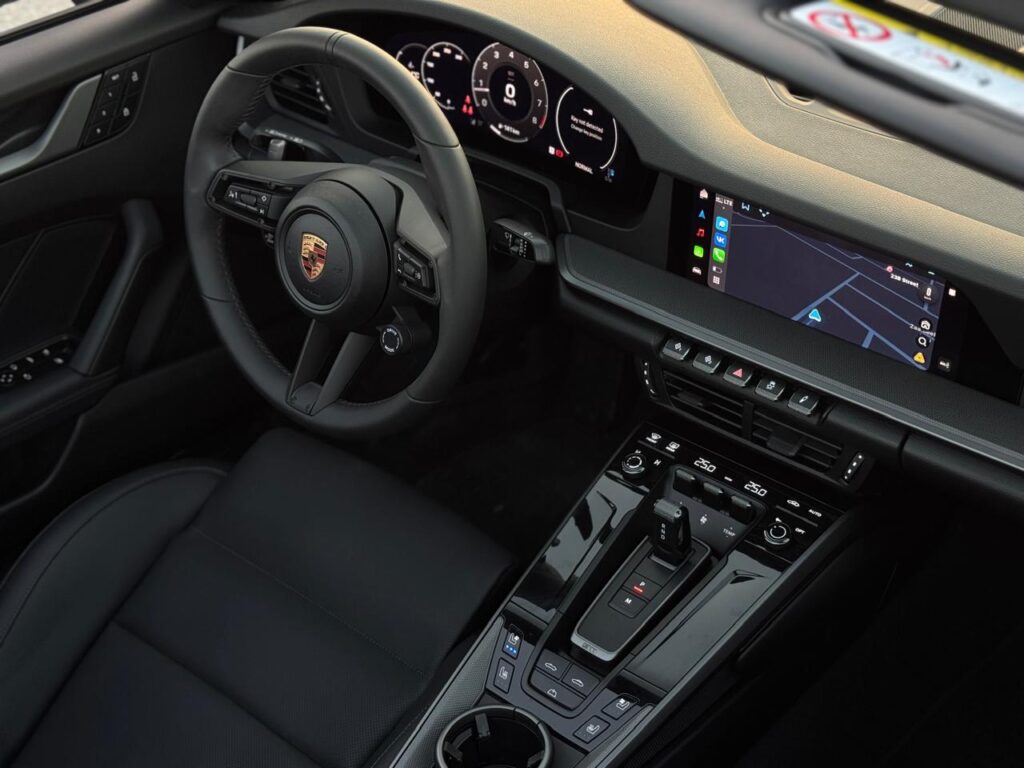 PORSHE 911 Carrera Cabrio 2025 или аналог в Дубаи, ОАЭ