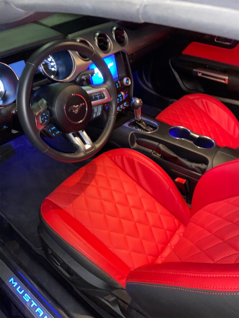 Ford Mustang Black Cabrio 2022-2023 или аналог в Дубаи, ОАЭ