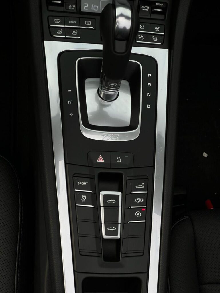 Porsche 718 Boxster 2025 или аналог в Дубаи, ОАЭ