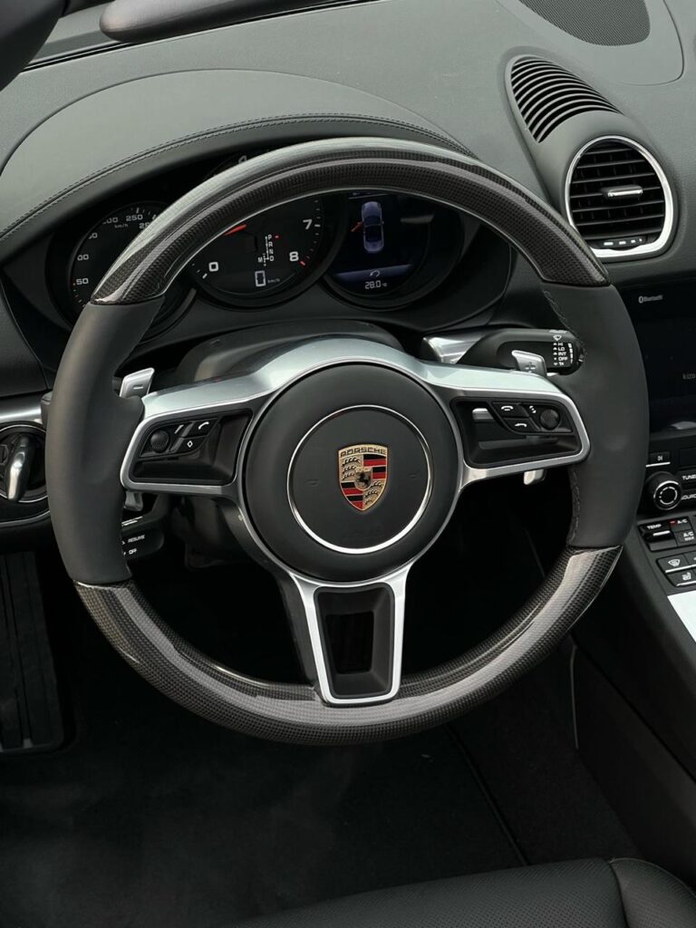 Porsche 718 Boxster 2025 или аналог в Дубаи, ОАЭ