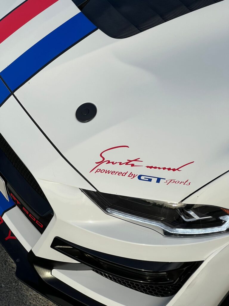 FORD MUSTANG 2023 WHITE CABRIO или аналог в Дубаи, ОАЭ