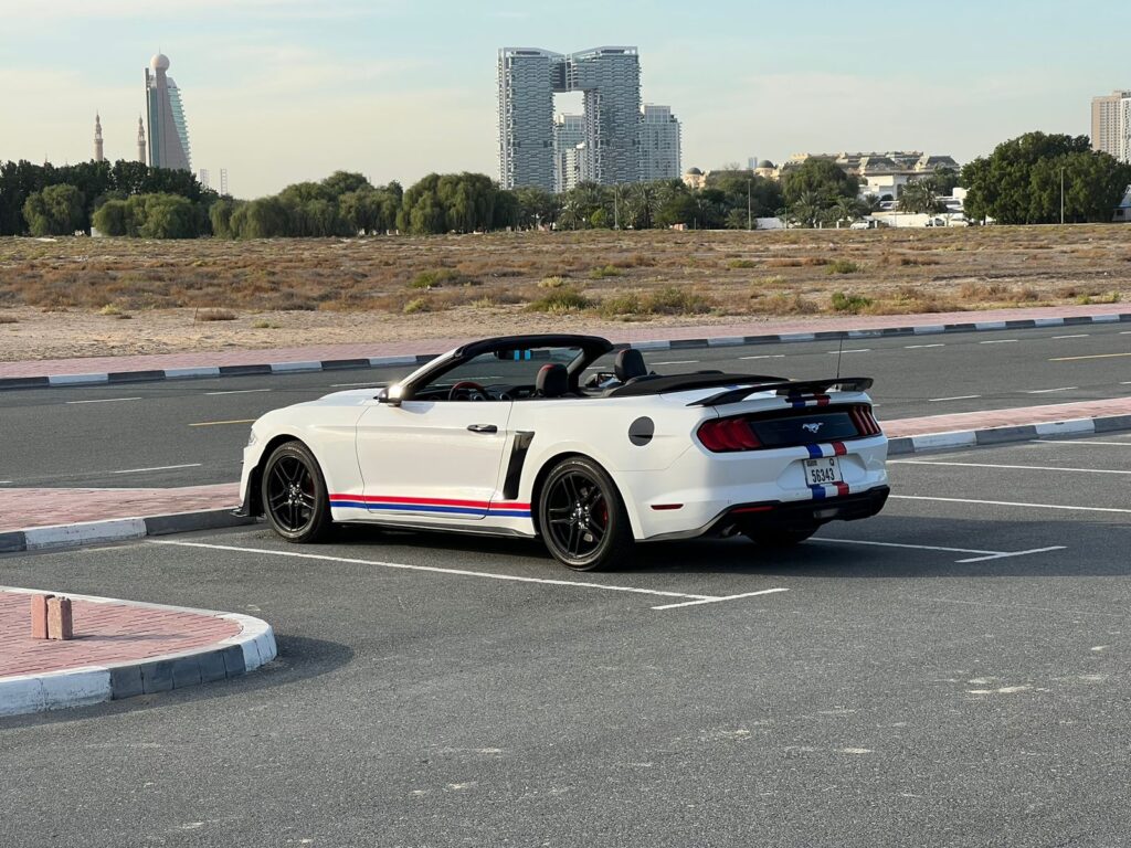 FORD MUSTANG 2023 WHITE CABRIO или аналог в Дубаи, ОАЭ