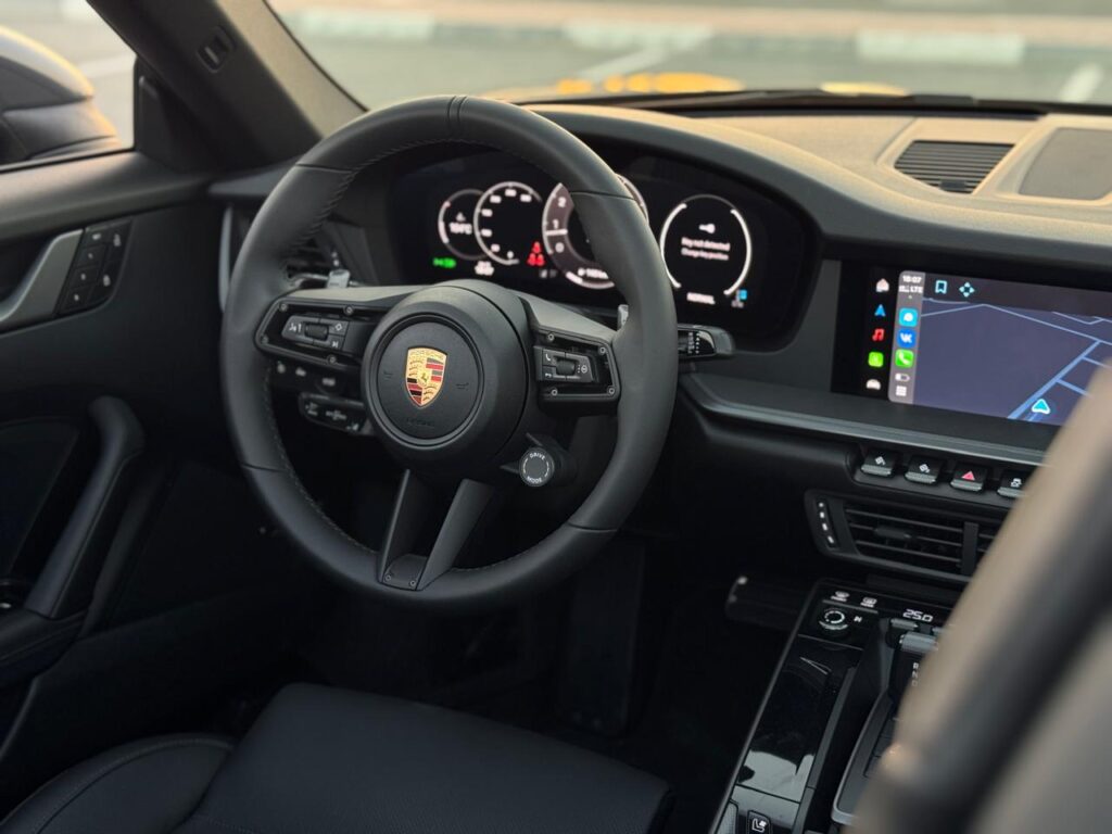 PORSHE 911 Carrera Cabrio 2025 или аналог в Дубаи, ОАЭ