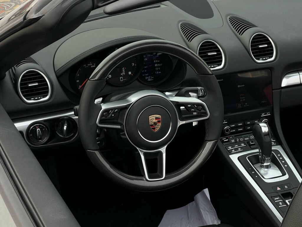 Porsche 718 Boxster 2025 или аналог в Дубаи, ОАЭ