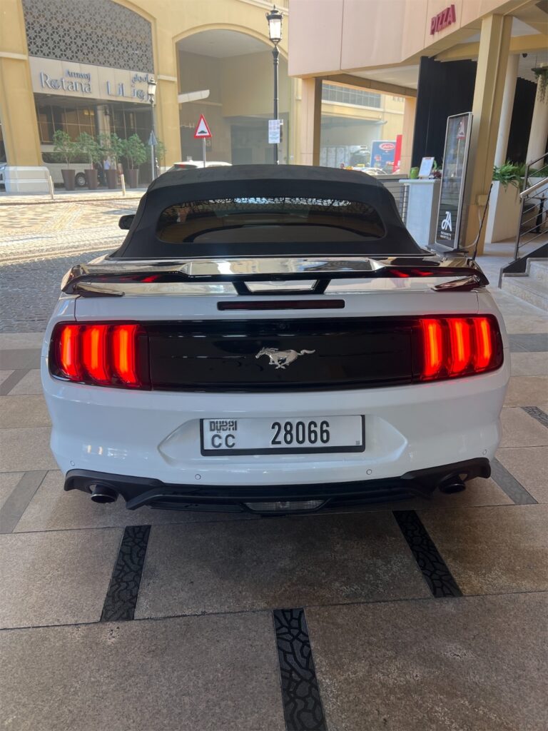 FORD MUSTANG 2023 WHITE CABRIO или аналог в Дубаи, ОАЭ