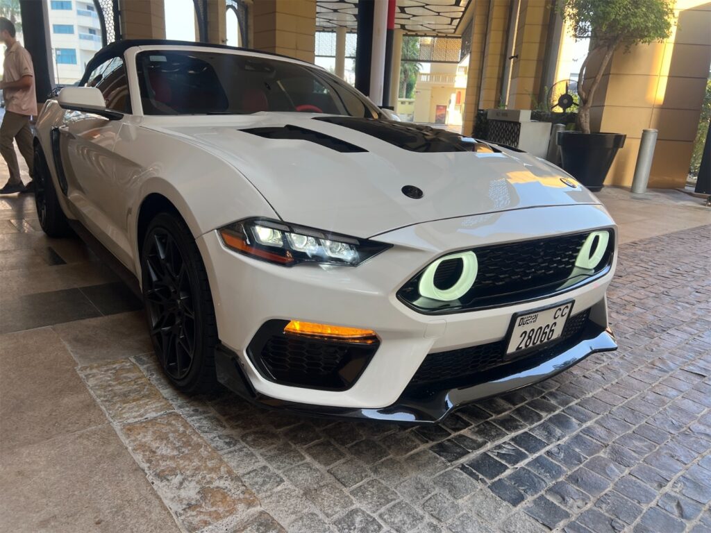FORD MUSTANG 2023 WHITE CABRIO или аналог в Дубаи, ОАЭ