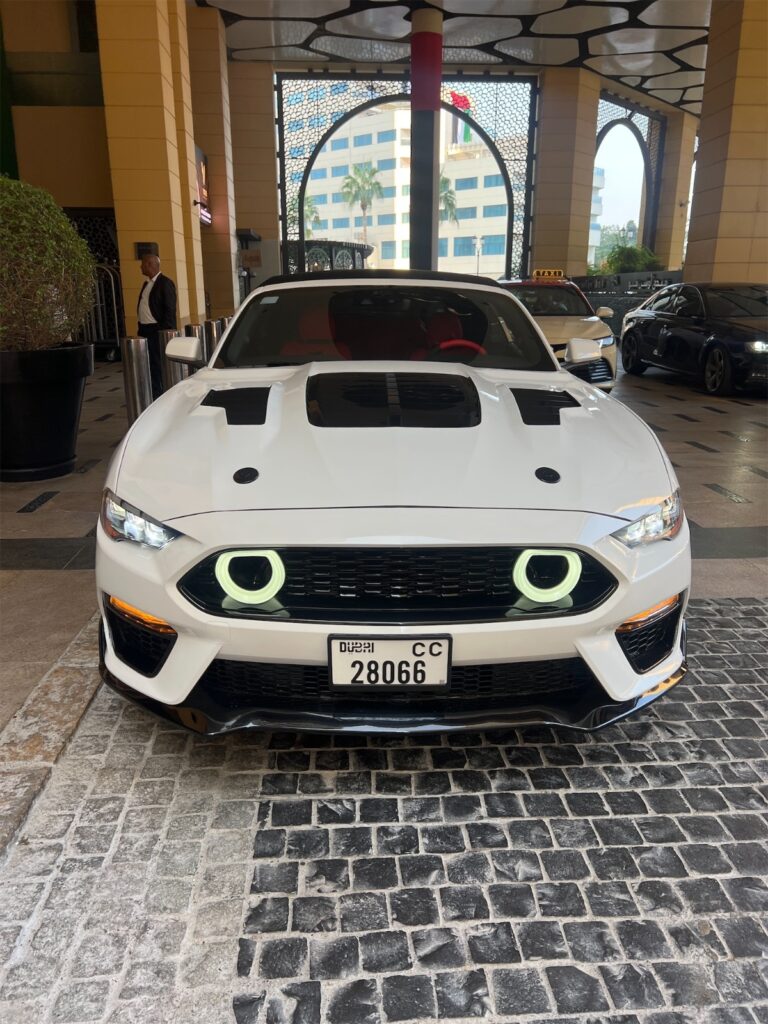 FORD MUSTANG 2023 WHITE CABRIO или аналог в Дубаи, ОАЭ