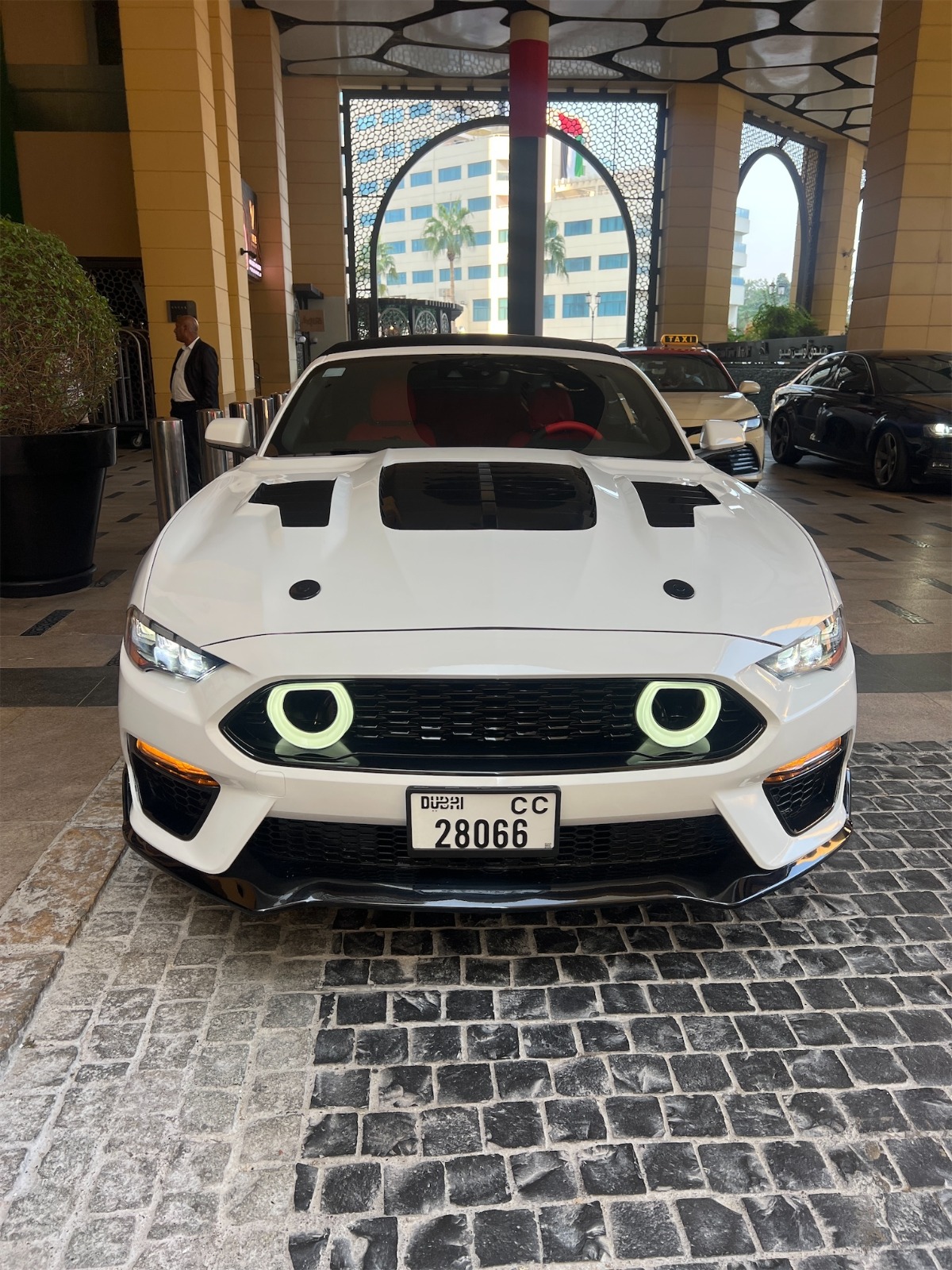 FORD MUSTANG 2023 WHITE CABRIO или аналог в Дубаи, ОАЭ
