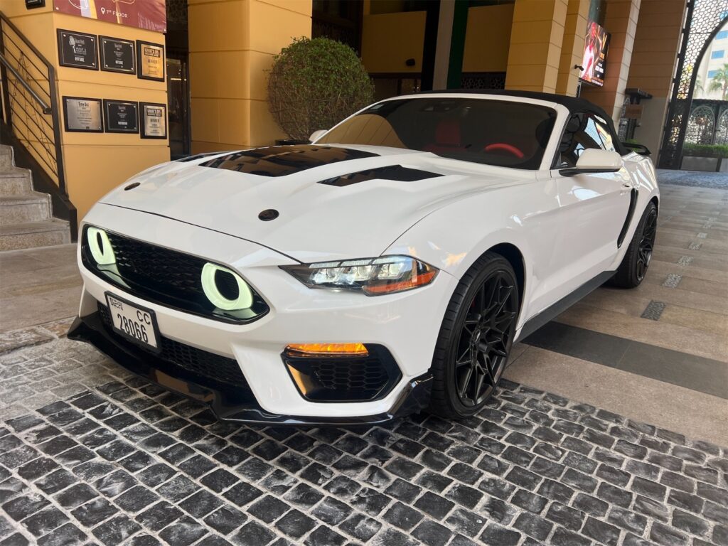 FORD MUSTANG 2023 WHITE CABRIO или аналог в Дубаи, ОАЭ