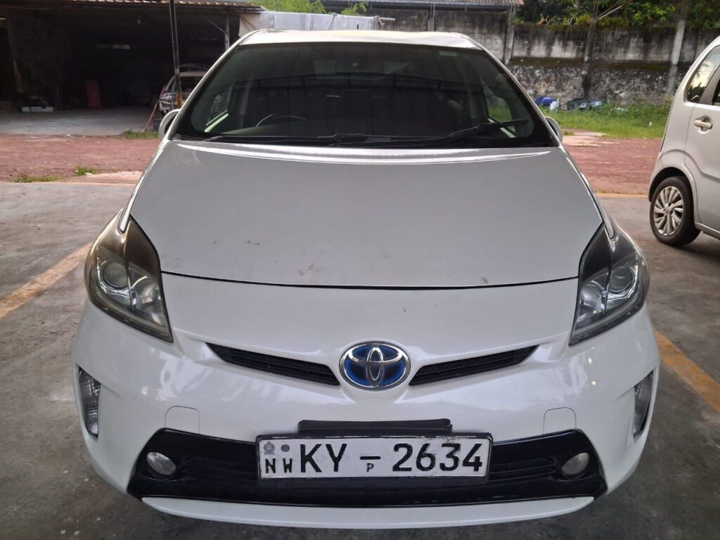 Toyota Prius гибрид 2016-2018 или аналог в Коломбо, Шри-Ланка