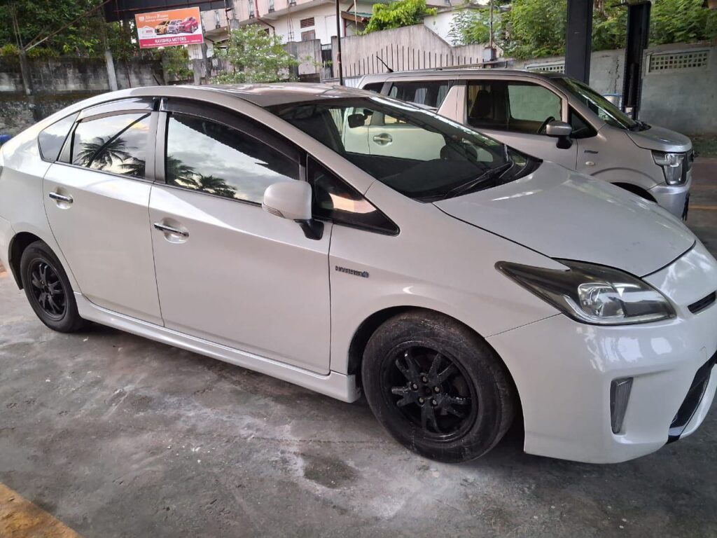 Toyota Prius гибрид 2016-2018 или аналог в Коломбо, Шри-Ланка