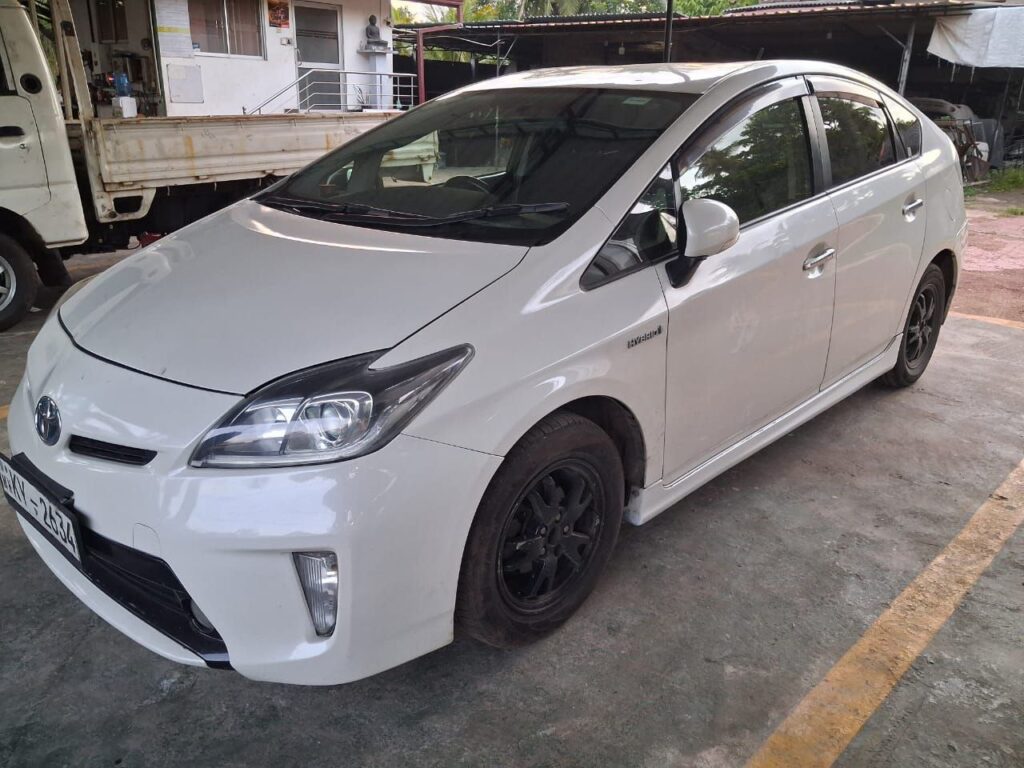 Toyota Prius гибрид 2016-2018 или аналог в Коломбо, Шри-Ланка