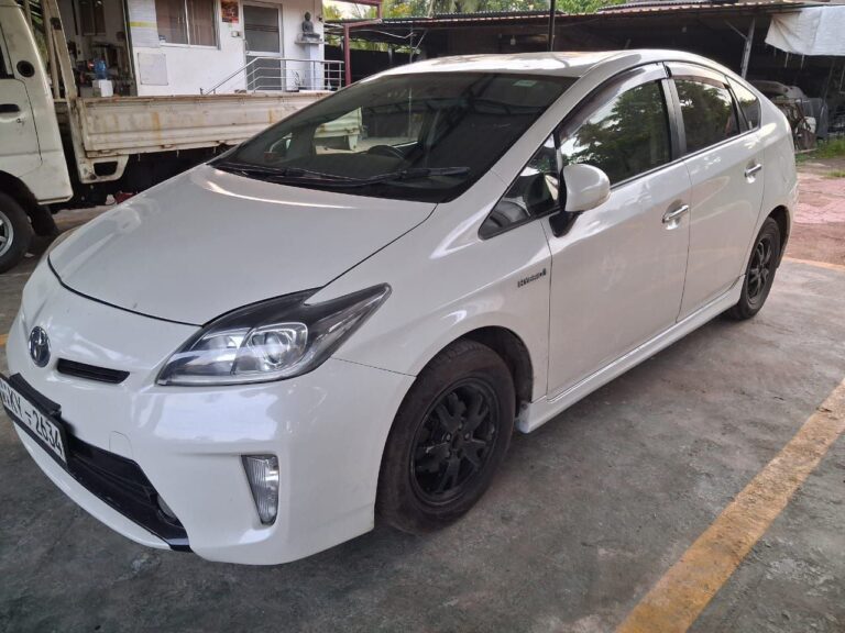 Toyota Prius гибрид 2016-2018 или аналог в Коломбо, Шри-Ланка