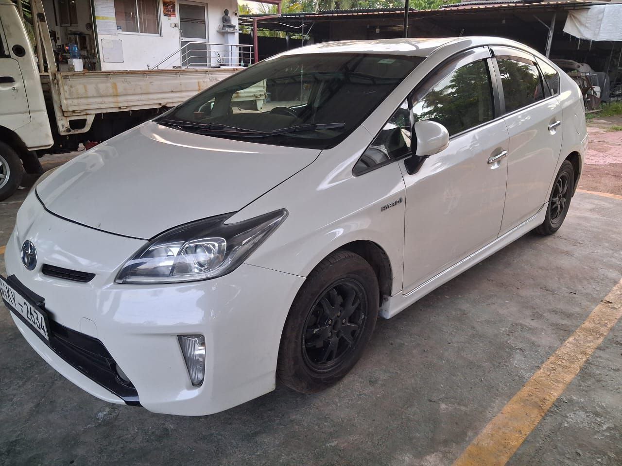 Toyota Prius гибрид 2016-2018 или аналог в Коломбо, Шри-Ланка