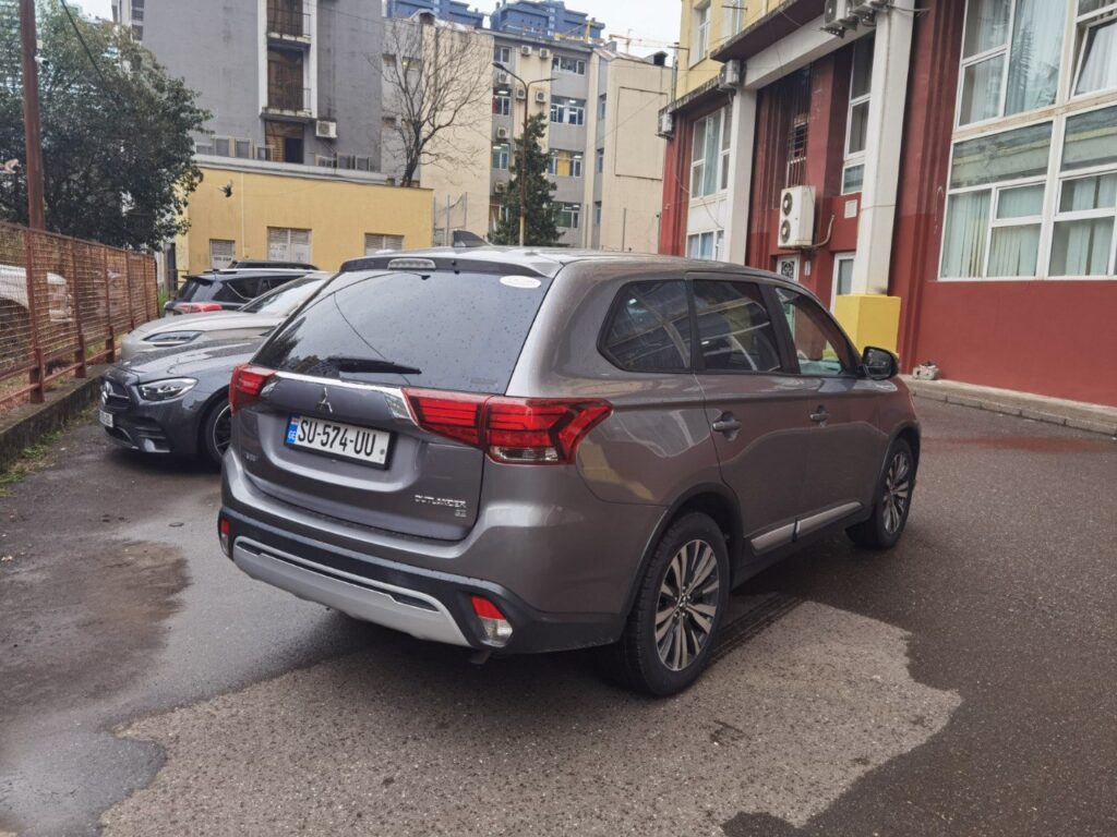 Mitsubishi Outlander 7 мест 2018-2020 или аналог в Батуми, Грузия