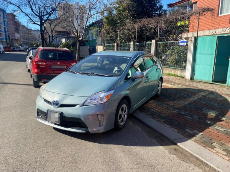 Toyota Prius гибрид 2014-2015 или аналог в Тбилиси, Грузия