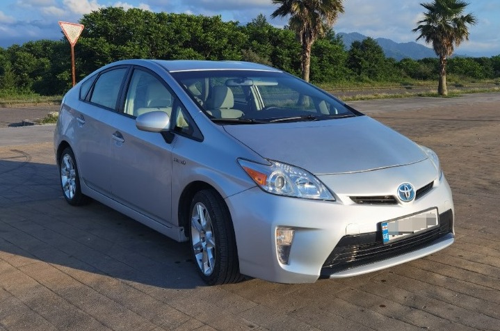 Toyota Prius гибрид 2015-2016 или аналог в Тбилиси, Грузия