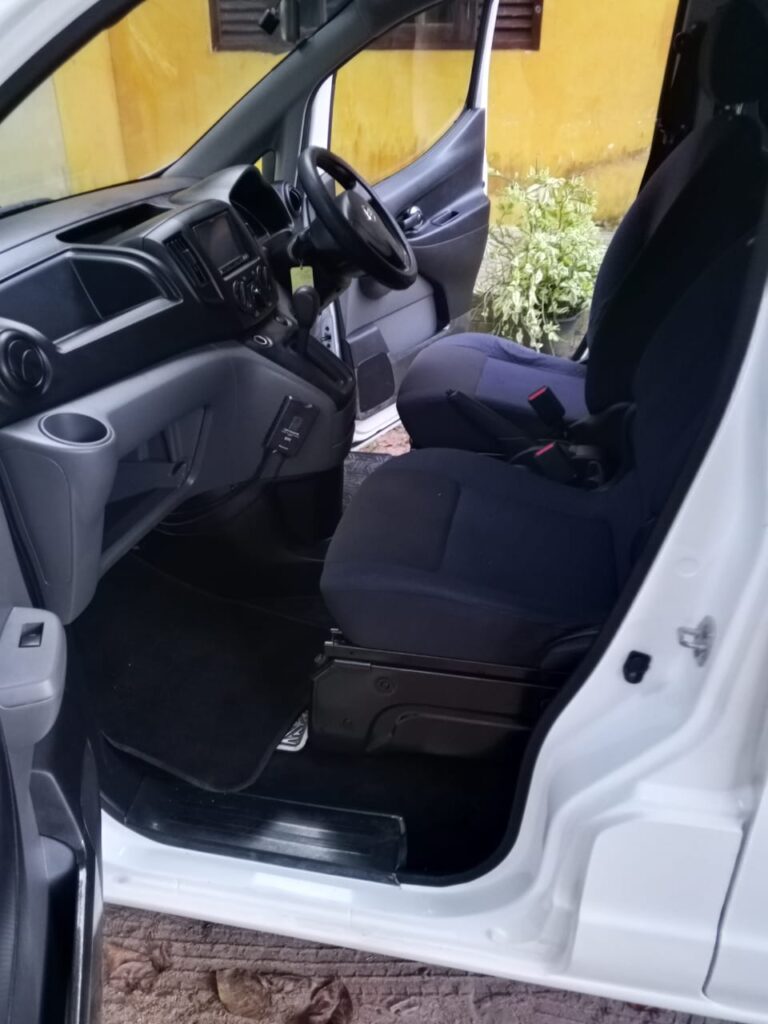 Nissan NV200 6 мест автомат или аналог в Коломбо на Шри-Ланке