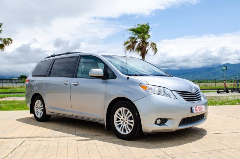 Toyota Sienna 7-8 мест 2014-2017 или аналог в Батуми, Грузия