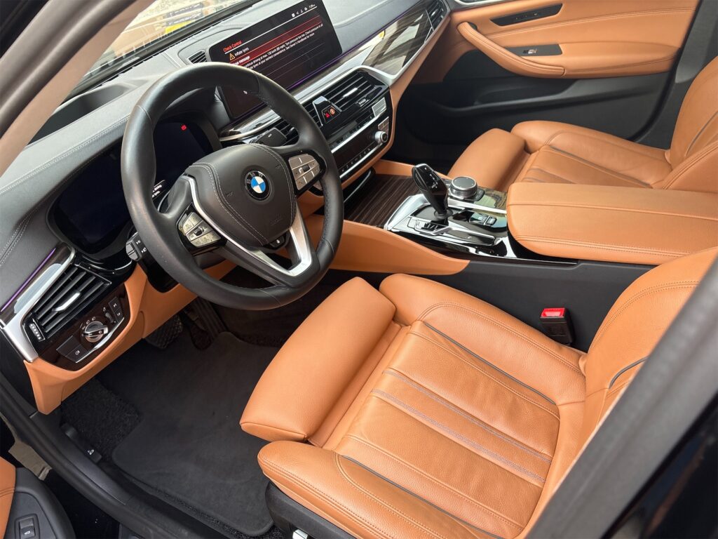 BMW 520i black 2023 или аналог в Дубаи, ОАЭ