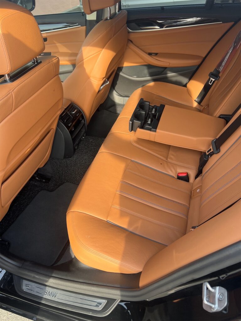 BMW 520i black 2023 или аналог в Дубаи, ОАЭ
