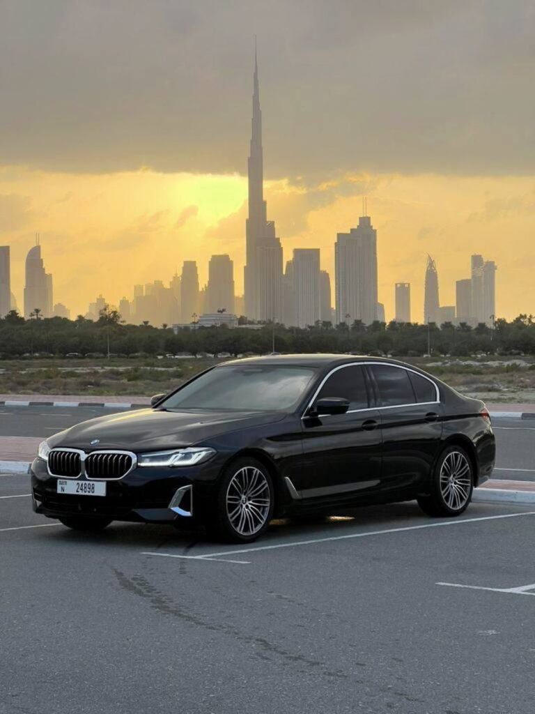 BMW 520i black 2023 или аналог в Дубаи, ОАЭ