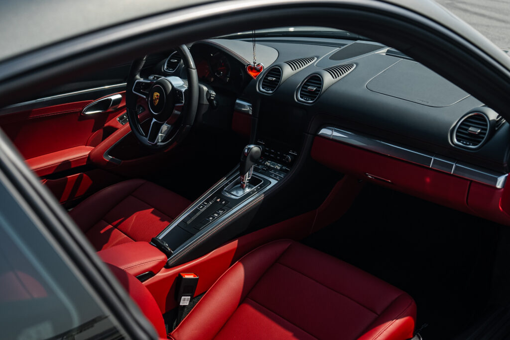 Porsche Cayman 2022-2023 или аналог в Дубаи, ОАЭ
