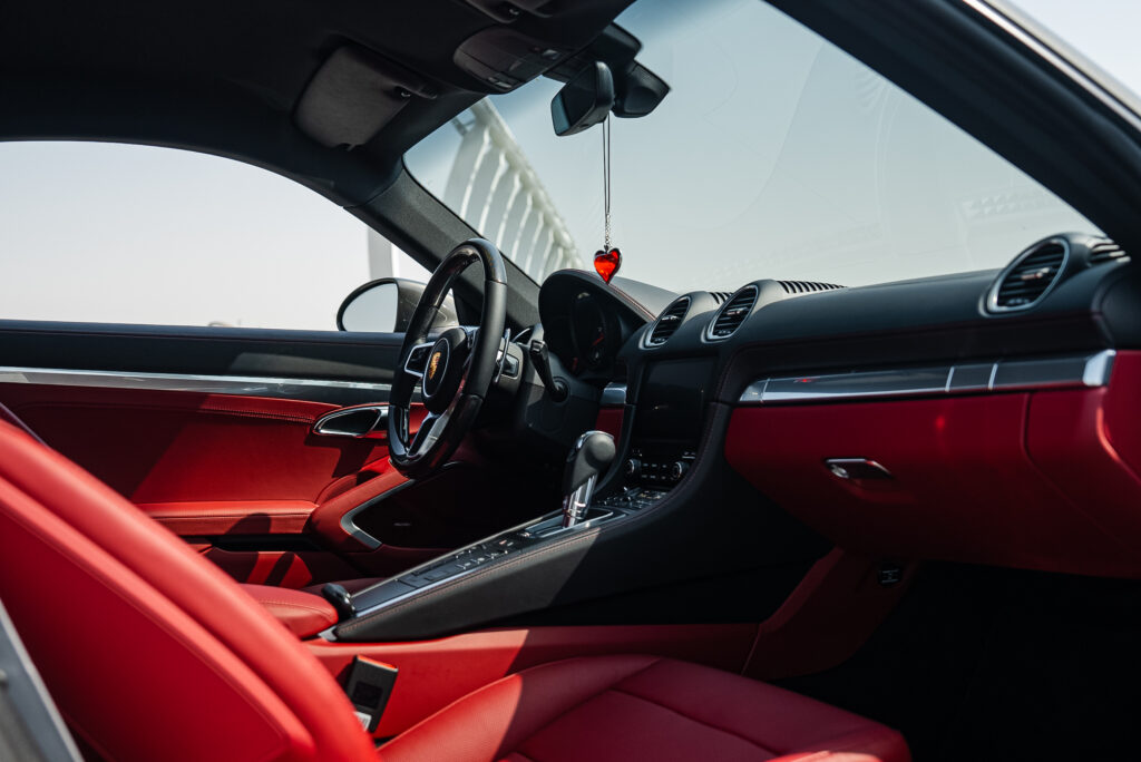 Porsche Cayman 2022-2023 или аналог в Дубаи, ОАЭ