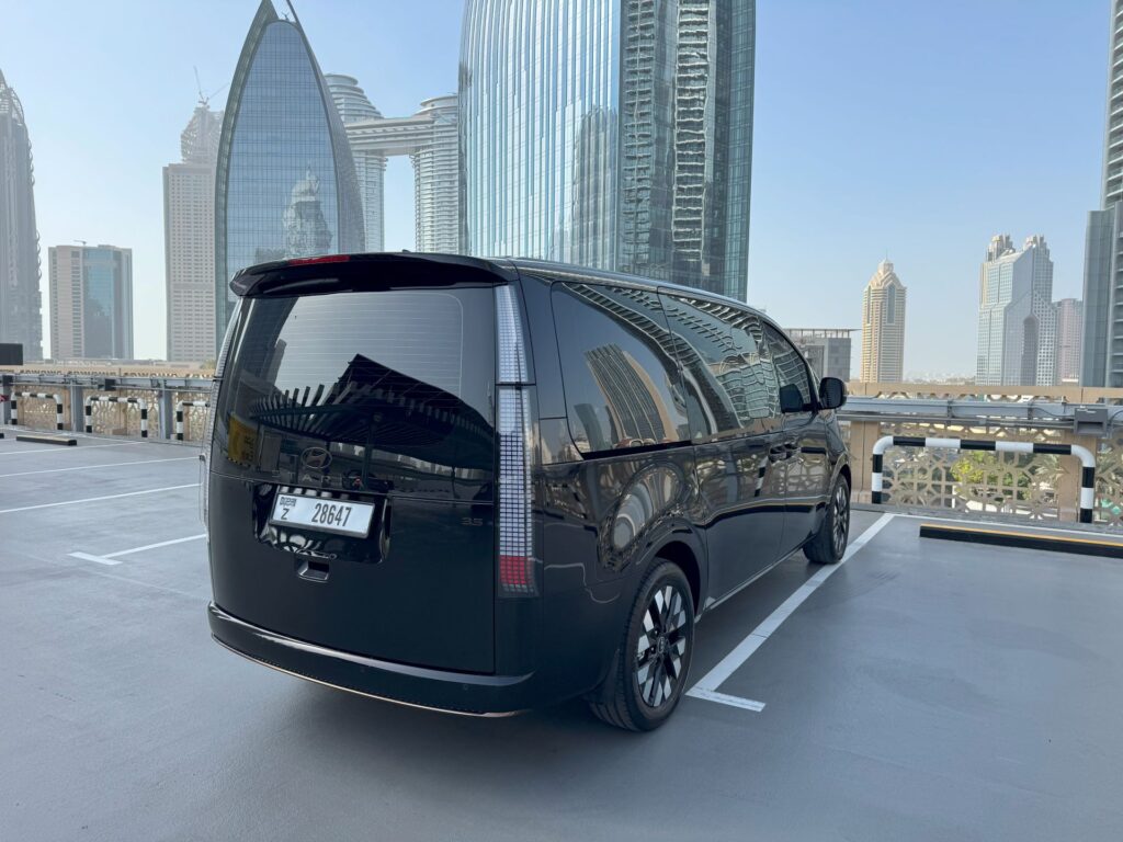 Hyundai Staria 9S 2022-2023 или аналог в Дубаи, ОАЭ