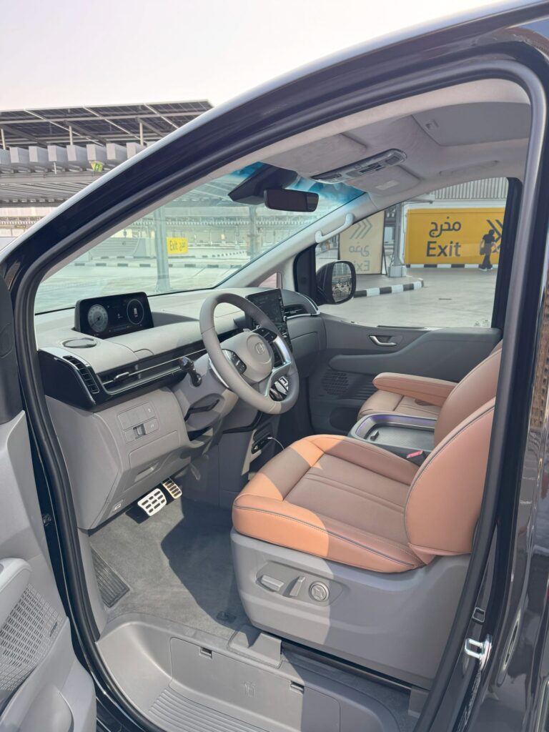 Hyundai Staria 9S 2022-2023 или аналог в Дубаи, ОАЭ