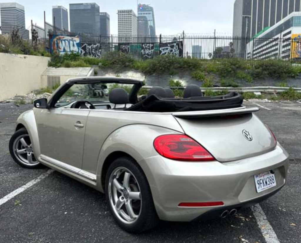 VW Beettle Cabrio 2010-2016 или аналог в Лос-Анджелесе, США