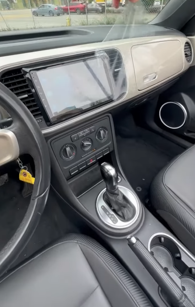 VW Beettle Cabrio 2010-2016 или аналог в Лос-Анджелесе, США
