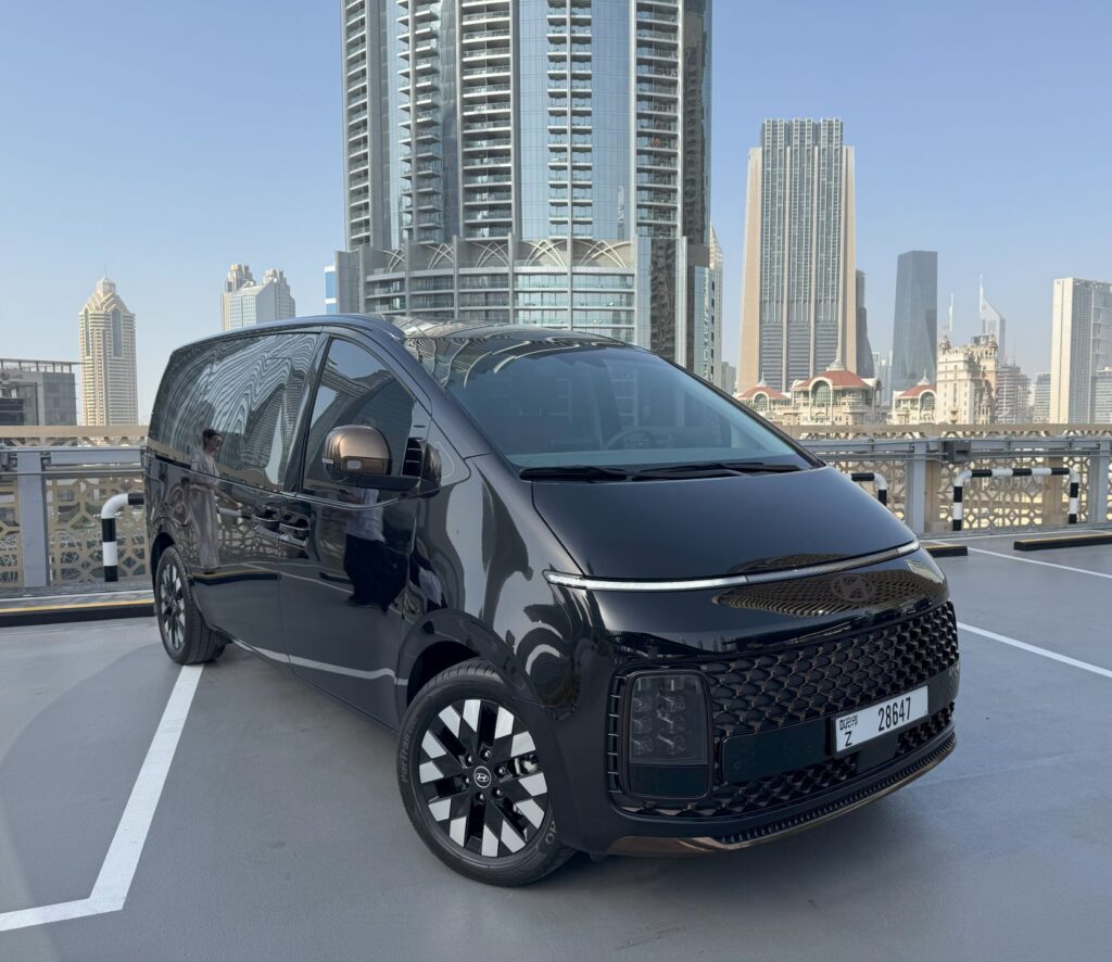 Hyundai Staria 9S 2022-2023 или аналог в Дубаи, ОАЭ