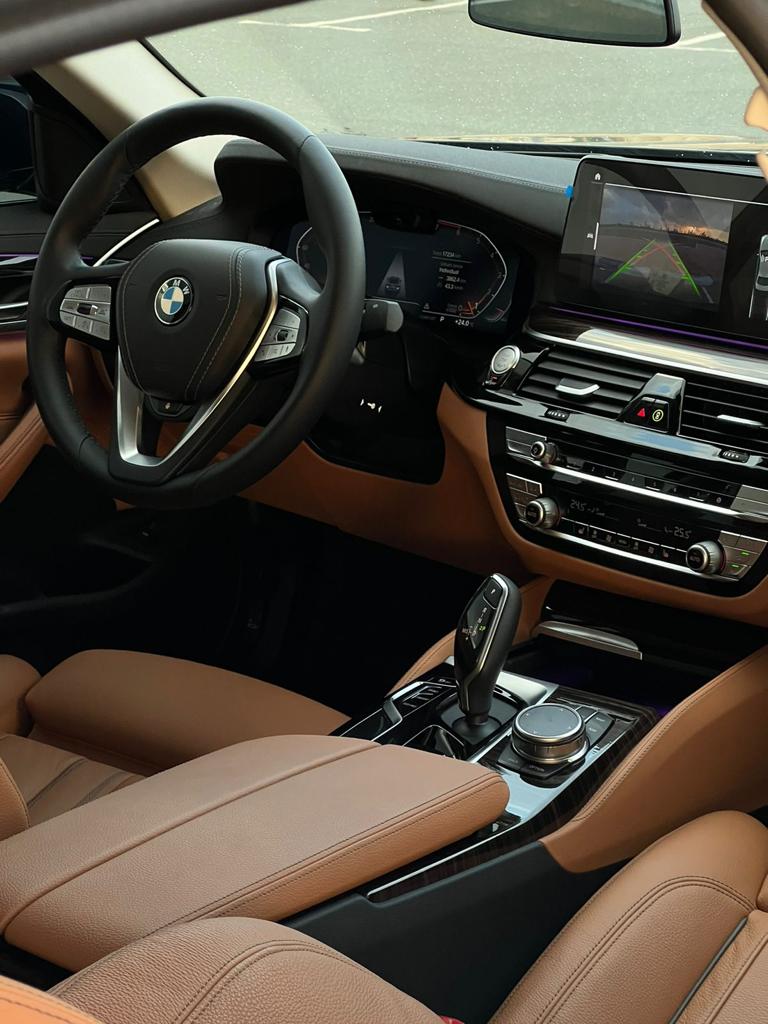BMW 520i black 2023 или аналог в Дубаи, ОАЭ